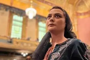 ببینید: وقتی مارال فرجاد، طپانچه خانم شد