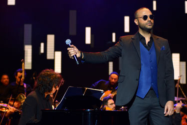 کنسرت "عاشقانه‌های ناصر چشم‌آذر" در سالن همایش‌های برج میلاد