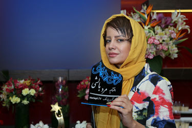 فرش فیروزه‌ای نمایش "مرد بالشی" در مرکز خرید تندیس