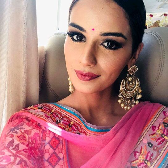 Manushi-Chhillar-hot-pictures-wallpapers