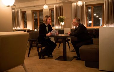 وس اندرسن در حال گفتگو با دیتر کاسلیک، مدیر جشنواره برلین