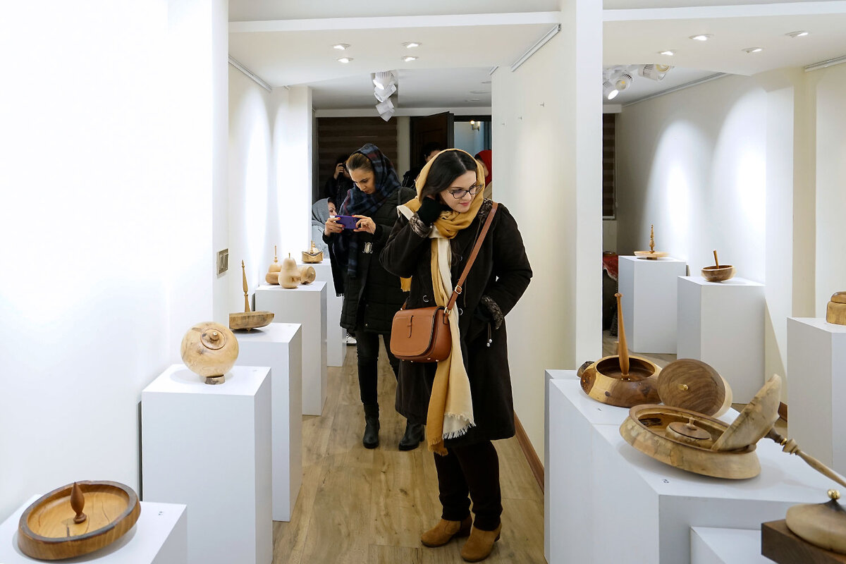 Baharak Gallery Exhibits Gigs by Davood Mollaei