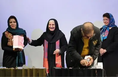 عکس ها از رونمایی هفدهمین جلد فرهنگنامه کودک و نوجوان/ تقدیر از سیف الله پویاراد 