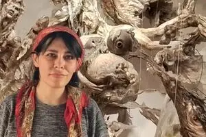 اهورامزدا در بن‌دهش اثر الهام فلاحی ؛ زایش معناگرا از دل بازیافت ها در کلکسیون رها گالری 
