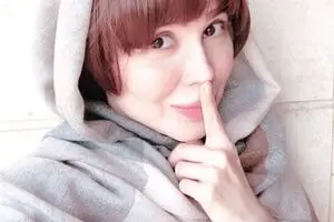 حمله خانم بازیگر به اندی برای عروسی:نه صدا داشتی نه قیافه/عکس