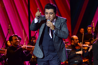 کنسرت "عاشقانه‌های ناصر چشم‌آذر" در سالن همایش‌های برج میلاد