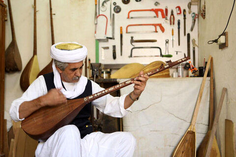 قطع شدن منبع درآمد هنرمندان موسیقی محلی/ نوازنده دوتار: در عروسی و عزا می‌نواختیم که دیگر خبری نیست/ ساز ما درد را به تصویر می‌کشد