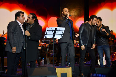 کنسرت "عاشقانه‌های ناصر چشم‌آذر" در سالن همایش‌های برج میلاد