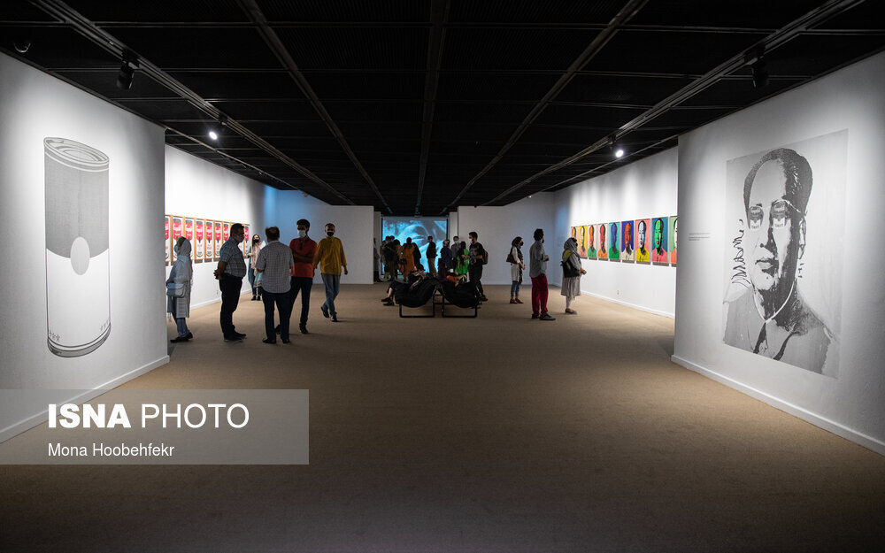 نقاشی‌های اندی وارهول در تهران به نمایش درآمد/ پرتره مریلین مونرو روی دیوار موزه هنرهای معاصر