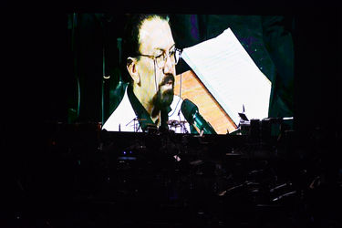 کنسرت "عاشقانه‌های ناصر چشم‌آذر" در سالن همایش‌های برج میلاد