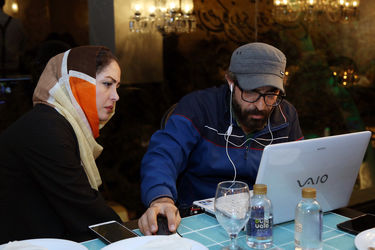 فرش فیروزه‌ای نمایش "مرد بالشی" در مرکز خرید تندیس