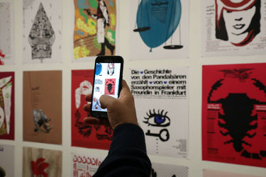 نمایشگاه پوستر آرش تنهایی با نام علیه فراموشی در گالری دنا 