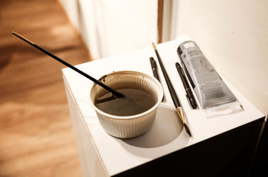 خلق اثر توسط بزرگمهر حسین‌پور در حمایت از کودکان بدسرپرست در گالری آس