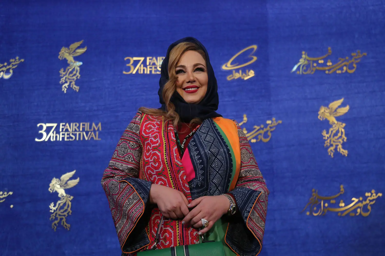 می‌گویند سعی کن کمی لباس مشکی بپوش/پاسخ بهنوش بختیاری به انتقادها درباره رنگ لباس هایش