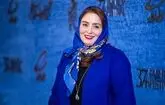 ژاله صامتی با موهای بلوند و سربند گیپور قرمز/ خانم بازیگر با ظاهر متفاوت در سنترال پارک غربی 