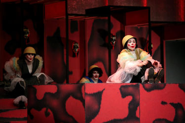 اجرای نمایش "هملت و دن کیشوت" در سالن اصلی تئاترشهر