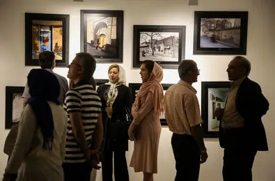 روایات ساده از زندگی در شهر/  تصاویری از نمایشگاه سعید فلاح‌فر در گالری نگر