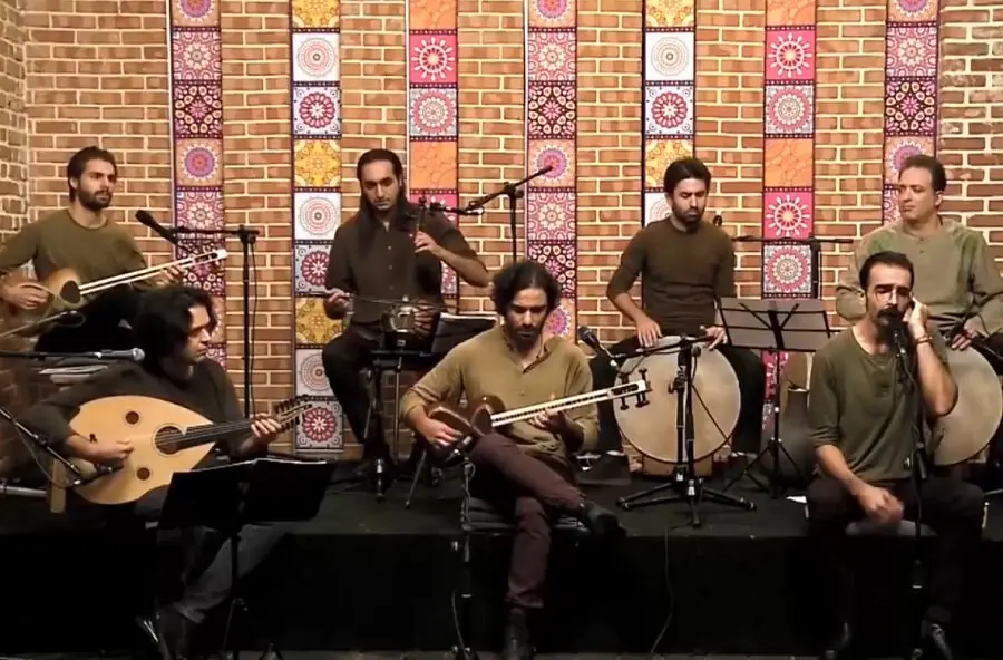 بازخوانی آهنگ "همراه شو عزیز" توسط علی قمصری و گروهش/ فیلم