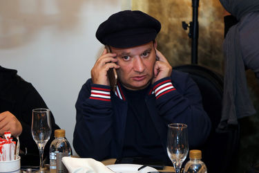 فرش فیروزه‌ای نمایش "مرد بالشی" در مرکز خرید تندیس