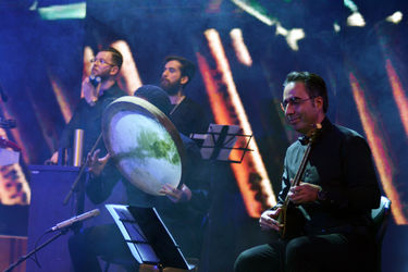 کنسرت "عاشقانه‌های ناصر چشم‌آذر" در سالن همایش‌های برج میلاد