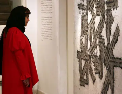 ببینید: نقوش برجسته محمود محمودی در گالری ماه