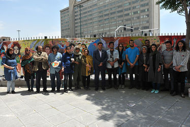 نقاشی گروهی صلح توسط جمعی از هنرمندان در موزه استاد صنعتی