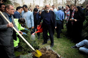 مراسم هفته درختکاری با حضور اصحاب فرهنگ، هنر و رسانه در خانه هنرمندان تهران
