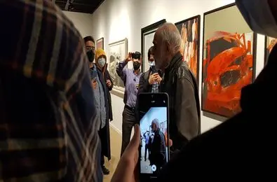 ویدئو: استقبال جالب مردم از آیدین آغداشلو در موزه هنرهای معاصر تهران