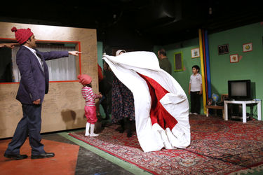 نمایش "عقل صورتی یا مدادی که فقط مشق نمی‌نوشت"