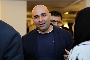 فرش فیروزه‌ای نمایش "مرد بالشی" در مرکز خرید تندیس