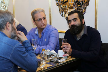 فرش فیروزه‌ای نمایش "مرد بالشی" در مرکز خرید تندیس