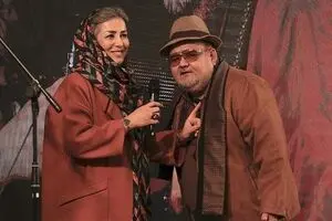معصومه قاسمی همسرش اکبر عبدی را ایستاده تشویق کرد/ عکس جالب از مراسم ختم اکبر عبدی