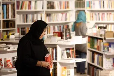 كتابگردي اهالي فرهنگ و هنر در شهركتاب فرشته