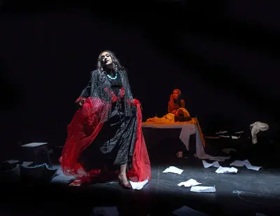 بببنید: ماجرای پناهنده شدن دختر ایرانی در اروپا/ عباس غفاری دست پر به تئاتر بازگشت 