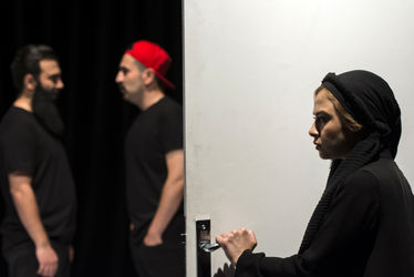 نمایش "گرگ‌ها کروات نمی‌زنند" در عمارت نوفل لوشاتو