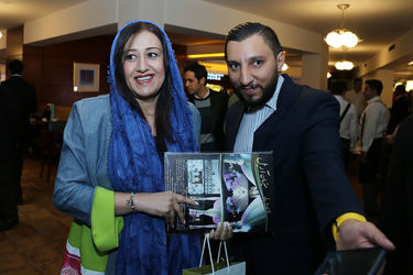 فرش فیروزه‌ای نمایش "مرد بالشی" در مرکز خرید تندیس