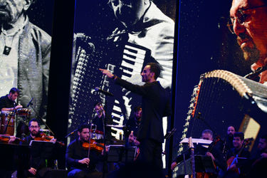 کنسرت "عاشقانه‌های ناصر چشم‌آذر" در سالن همایش‌های برج میلاد