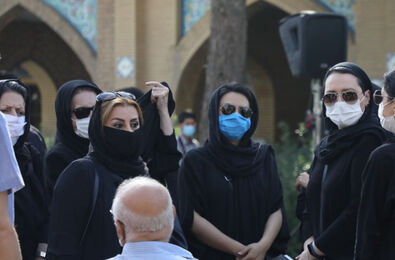 ببینید: حضور هنرمندان در مراسم خاکسپاری محمد‌علی کشاورز