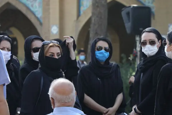 ببینید: حضور هنرمندان در مراسم خاکسپاری محمد‌علی کشاورز