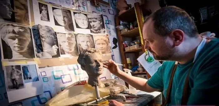 روش جالب مجسمه ساز اسلواکی/ فرار از تنهایی با پادشاهان و شخصیت‌های تاریخی