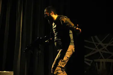 نمایش "سنگر دوست داشتنی" در تالار ناصرخسرو