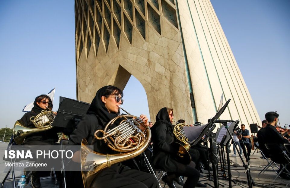 اجرای ارکستر سمفونیک تهران در میدان آزادی تهران/ مردم "ای ایران" را دو بار خواندند