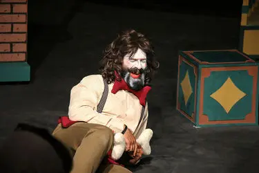 اجرای نمایش "سرزمین تهی سران" در تماشاخانه مهرگان