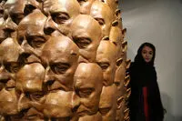 مردی عاشق مواد/بینش تازه به زندگی/ هفته پایانی نمایشگاه تونی کرگ در موزه هنرهای معاصر تهران