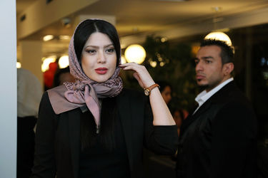 فرش فیروزه‌ای نمایش "مرد بالشی" در مرکز خرید تندیس