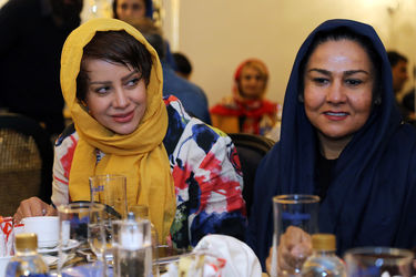 فرش فیروزه‌ای نمایش "مرد بالشی" در مرکز خرید تندیس