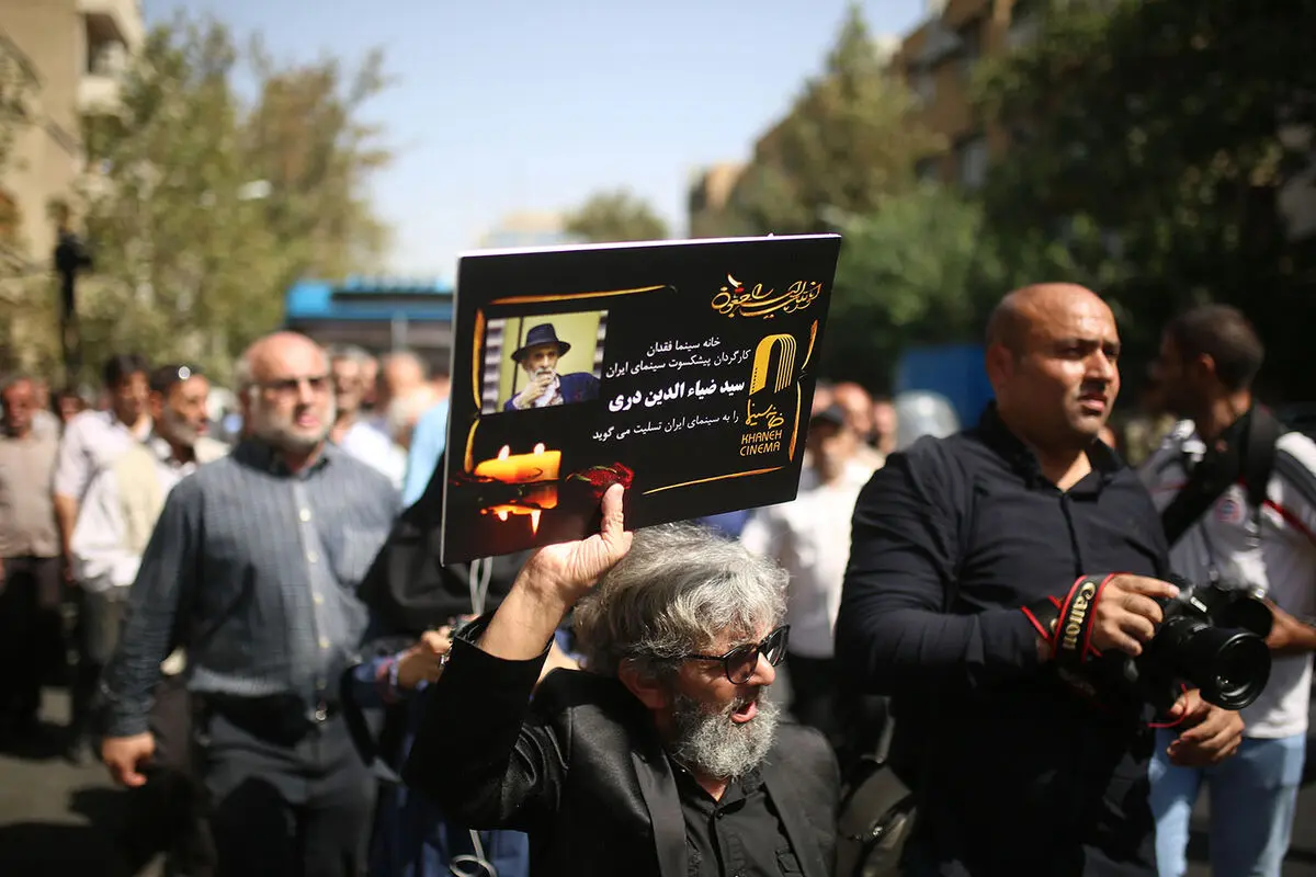 تشییع پیکر سید ضیاءالدین دری از خانه سینما