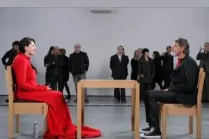 مارینا آبراموویچ با پرفورمنس معروفش برمی‌گردد/ چشم تو چشم با مردم غریبه‌ به نفع جنگ‌زده‌ها