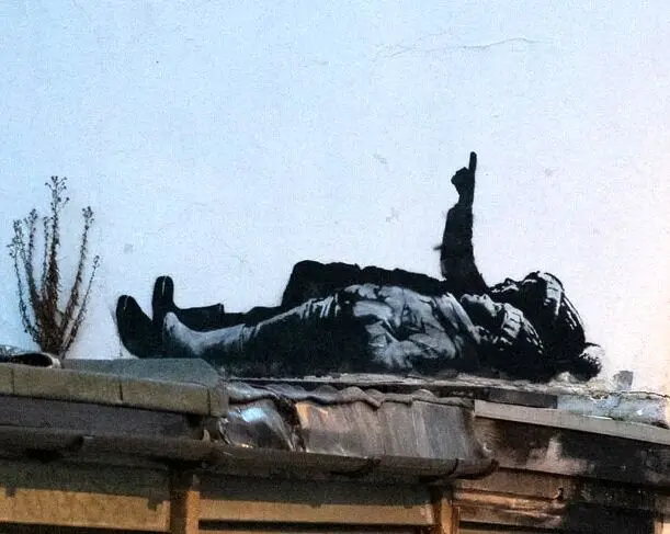 غافلگیری بنکسی در آستانه کریسمس / دو کودک تماشاگر آسمان روی دیوار ظاهر شدند