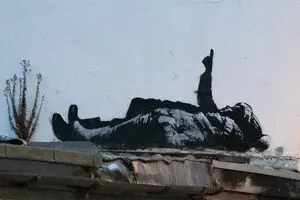 غافلگیری بنکسی در آستانه کریسمس / دو کودک تماشاگر آسمان روی دیوار ظاهر شدند